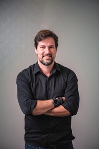 Luis Justo pousando para foto de divulgação