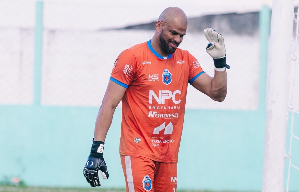 Cruzeiro-PB volta à elite paraibana após 13 anos. Conheça a história do goleiro Andrade, que superou o luto familiar para defender o pênalti do acesso.