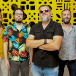 Formado em 2009 em Campina Grande, a banda Seu Pereira e Coletivo 401 vem lapidando uma sonoridade que amarra os ritmos do baião, do brega e do carimbó com o peso do rock.