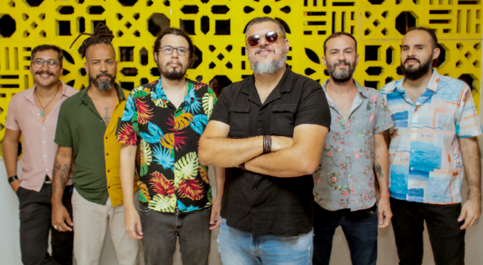 Formado em 2009 em Campina Grande, a banda Seu Pereira e Coletivo 401 vem lapidando uma sonoridade que amarra os ritmos do baião, do brega e do carimbó com o peso do rock.